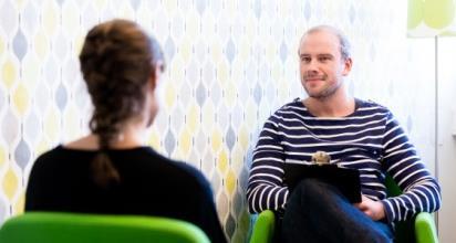 Gruppens forskningsstrategi Utveckla en psykologisk modell kring uppkomst och vidmakthållande Experimentella studier som prövar de processer som antas vidmakthålla PTSD Utveckla och pröva