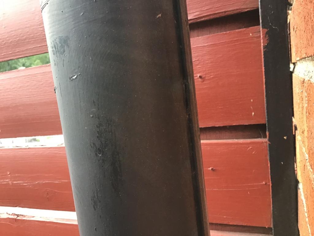 angrepp. Stuprörens fals är vänd inåt byggnaden Falsen ska vara riktad utåt ifrån huset.