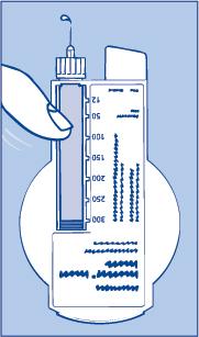Håll din InnoLet så att injektionsnålen pekar uppåt och knacka lätt med ett finger på cylinderampullen några gånger (bild 1B) så att eventuella luftbubblor samlas högst upp i cylinderampullen.