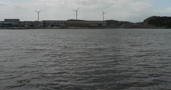 4.3 Landskapsbild Sett från havet och Klädesholmen domineras området mellan Bleket och Rönnäng av Stansviks industriområde, med tre vindkraftverk, samt de höga bergspartierna på Springholmen,