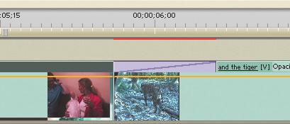 Denna ikon talar om att Premiere Elements kommer att skapa en enkelsidig övergång med rutor från den beskurna videon med min fru så att den går in i tigervideon, som visas nedan.