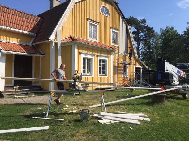 snickare, projektledare, färg, penslar, plankor, taktvätt,