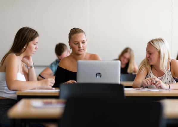 poängplan Ekonomi gymnasiegemensamt 1250 Engelska 5 100 Engelska 6 100 Historia 1b 100 Idrott och hälsa 1 100 Matematik 1b 100 Matematik 2b 100 Naturkunskap 1b 100 Religionskunskap 1 50