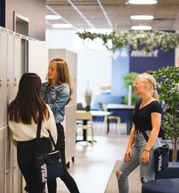 genom att blanda traditionella lektioner med verklighetsbaserade case, studiebesök och gästföreläsningar.
