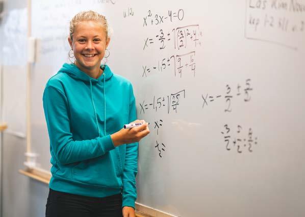 poängplan Ekonomi gymnasiegemensamt 1250 Engelska 5 100 Engelska 6 100 Historia 1b 100 Idrott och hälsa 1 100 Matematik 1b 100 Matematik 2b 100 Naturkunskap 1b 100 Religionskunskap 1 50