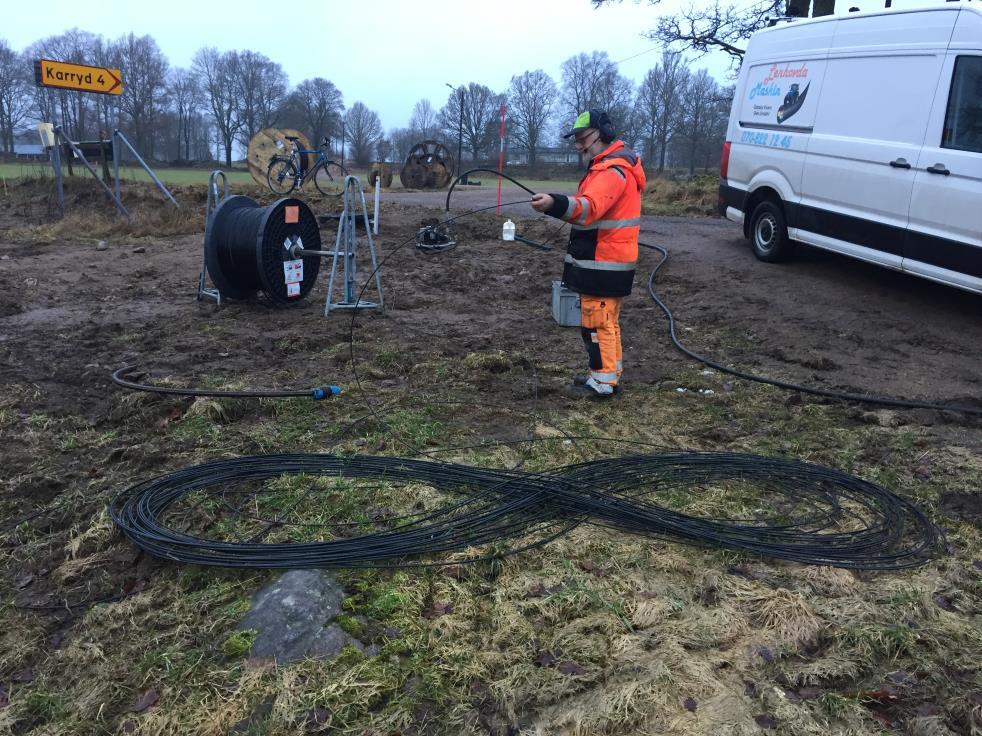 När ett antal fastigheter har fått slang framdraget kommer ett annat gäng och blåser in fiber i slangen När slang med fiber finns framme vid fastigheten kommer ytterligare annat gäng för att borra