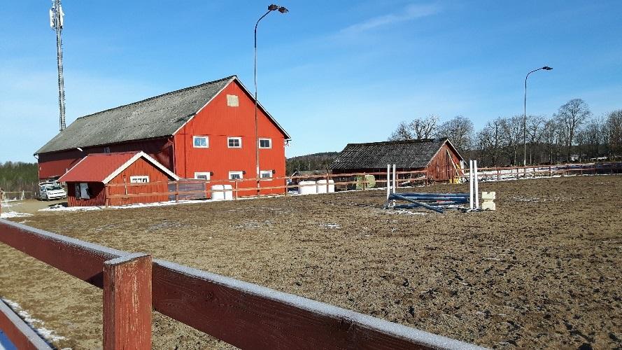 Figur 3-4d Ridbana Figur 3 4 Foton av huvudkällorna till utsläpp av ammoniak och hästallergen i närheten av BRS: Gödselstack, Hage Gul, Hage Lila och Ridbana.