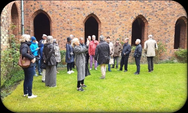 In i Skanörs kyrka, helgad åt S:t Olof, kom vi inte. Den hade redan ett annat sällskap bokat in. Istället blev det en rundtur runt kyrkan.