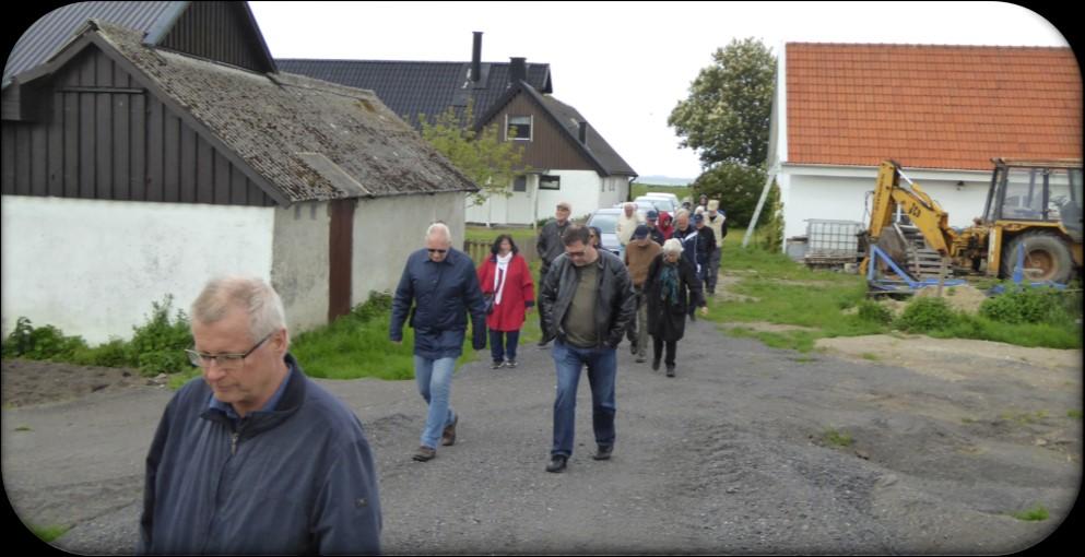 Svagt kunde man skönja en upphöjd vall en kvart cirkel stor.