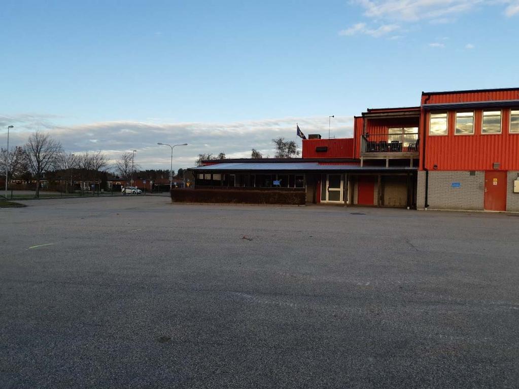I bakgrunden syns bostäder på Hyveln 1. Figur 17. Brandstationen.