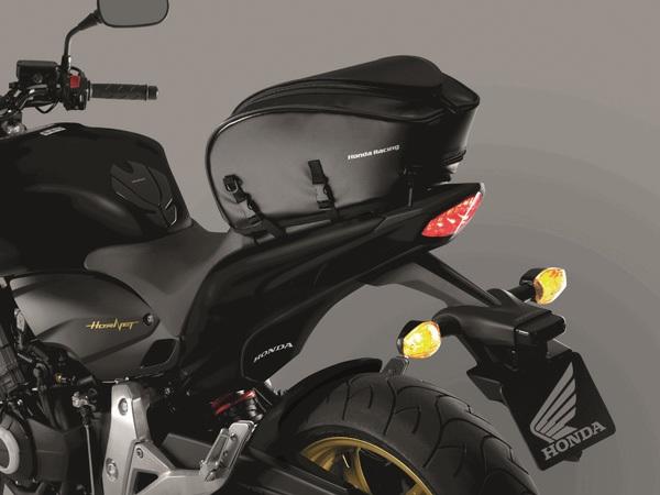 med röda dragkedjor och Honda logo fram. Främre facket är A4 storlek.
