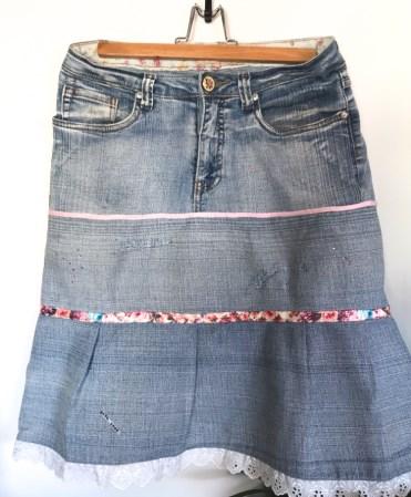 Många tips och ideer på hur du kan förvandla dina jeans till en användbar kjol får du på vägen. Ta med dig din egen symaskin som du är van att sy på. Sömnadsvana krävs.