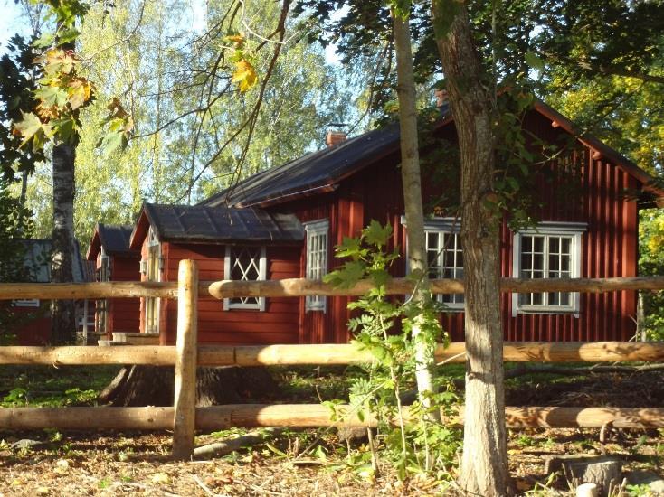 SJUNDEÅ CAMPUS DETALJPLANEÄNDRING BESKRIVNING 11(26) Bilderna: Till vänster: Nuvarande Fanjunkars som har byggts 2004 enligt gammal modell.