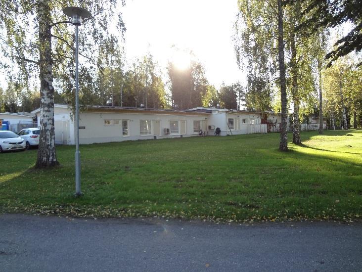 De högsta byggnaderna är två 3-4-vånings flervåningshus i mitten av området. Byggnaderna har ett enhetligt uttryck, fasaderna utgörs av rött och ljust tegel samt ljus rappning.