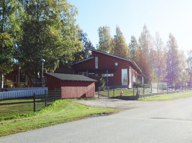 Den nya tandklinikens byggnad väster om hälsocentralen färdigställdes 2018. Svenska skolan grundades 1970 och den har byggts till 1986, 2003 och 2013.