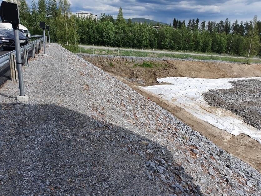 Hårdgjorda ytor bidrar till minskning av vegetation. Övriga ytor bör lämna utrymme till dagvattenavrinning. Området är i överlag flackt men det förekommer nivåskillnader.