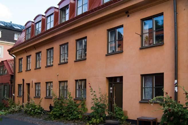 Fasad mot Breda gatan. Foto: J. Malmberg. varvet. Planen med smala gator som följer den kuperade topografin är väl bibehållen och stugorna utgör ännu stommen i många av dagens hus.