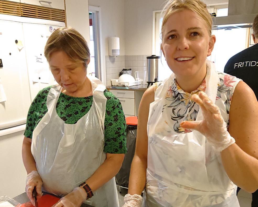 14 Södra Roslagen Träffpunkten i Täby Jag har besökt Träffpunkten i Täby. När jag kom, en halvtimme före öppettiden, var det full fart i köket.