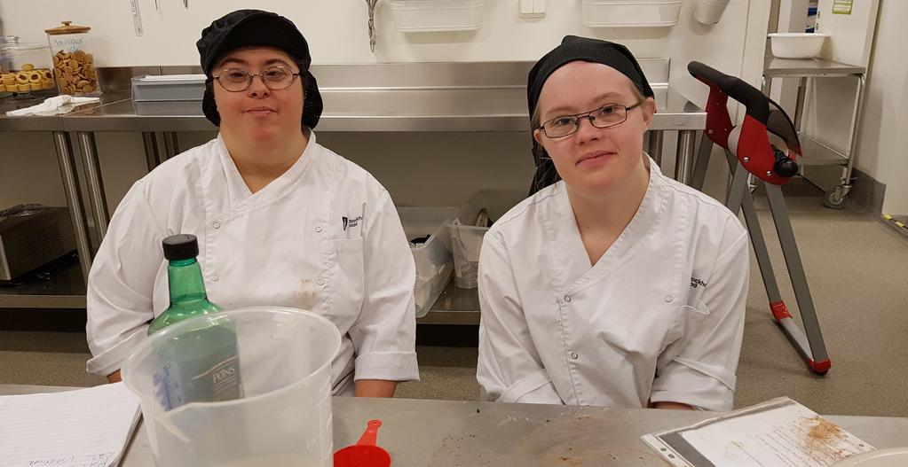5 Kajsa och Nicki arbetar i bageriet och knådar degar till såväl matbröd som småkakor. Hur hittar en person med funktionsnedsättning till just Glasade Gången?