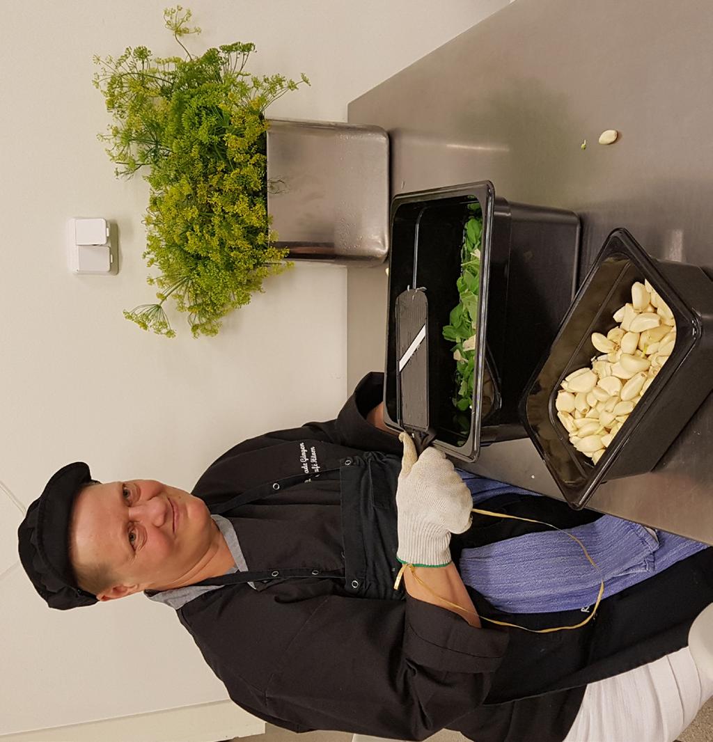 I andra fall har tipsen kommit från skollärare som har haft hand om hemkunskapsutbildningen. Måste en person som börjar hos Glasade Gången ha förkunskaper om matlagning?
