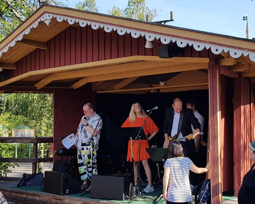 dagen. Årets Skansendag bjöd på strålande varmt väder och allsång i glada vänners sällskap.