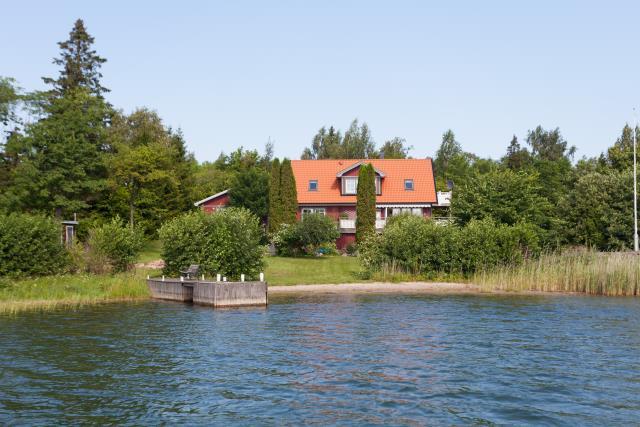 Bostadshuset är anslutet till det kommunala vattenledningsnätet (Ålands vatten) och avloppet leds till trekammarbrunn.