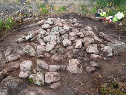 RAÄ Lena 74 och 75 De båda kolningsgroparna, A1005 och A1007, var 1 2 meter i diameter och cirka 0,5-1 meter djupa.