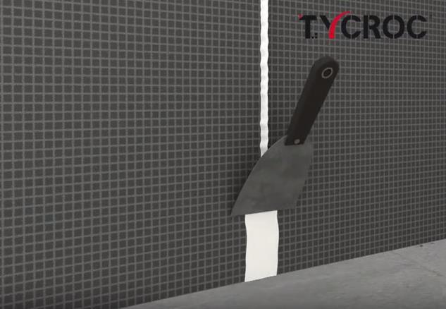 Innan montering av nästa skiva applicera Tycroc Premium Fix lim- och tätningsmassa på kanten av föregående skiva så att byggskivorna limmas ihop med varandra.