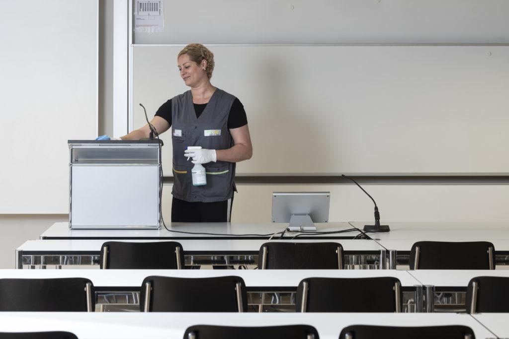 Granulatkraft på smutsiga bänkar Klockan har passerat sju och byggnaden är tom. Nu är det dags att städa undervisningssalarna.