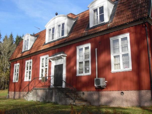 BÄCKELIDSKOLAN Vem har köpt skolan? Vad kommer att hända med den? Vi har svaret här! Den nya fastighetsägaren heter Kjell Hallin och har tidigare bott i lägenhet i Karlstad.