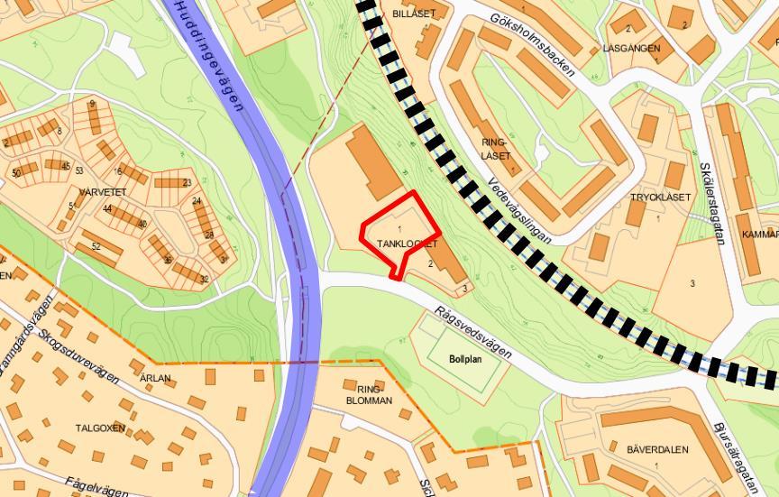 2.2 OMGIVNING Det aktuella planområdet omfattar cirka 3100 m 2 och ligger i den västra utkanten av stadsdelen Rågsved i Stockholms kommun, cirka 45 meter öster om korsningen