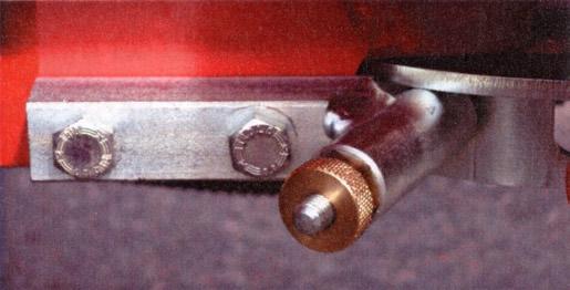 Bulta sedan fast vinschstativet med 3 st U-byglar på den bakre balken. Bulta fast svängplattan i änden av vedrännan med kullrig bult M12x30, bricka och nylockmutter.