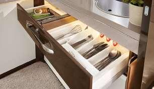 I facket under kylskåpet förvarar du burkar och konserver lätt åtkomliga.