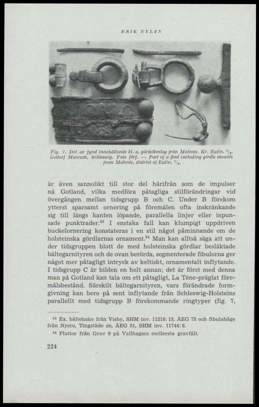 B Ii l Tv.V V L É N Fig, 7. Del av fynd innehållande bl. a. gördelbeslag från Malente. Kr. Eulin. /,. Gottorf Museum, Schleswig. Foto förf.