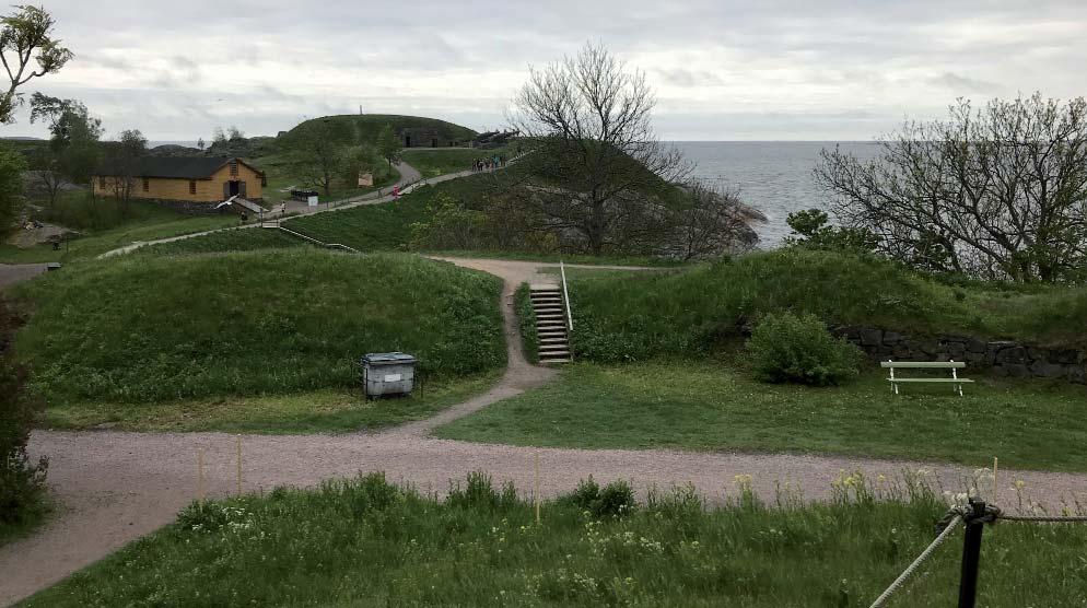 Utsikten från Krutkällaren mot Gustavssvärd vallar och kanoner Vår vandring fortsatte till Krutkällaren där man hade en vidunderligt vacker utsikt