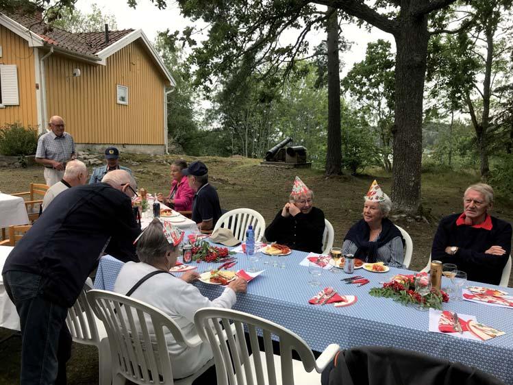 När vi gick fram till bordet med de uppdukade kräftorna och övrig mat fick vi än en gång se med vilken utsökt smak allt var arrangerat av Elisabeth och 17 Snart coffe time hennes medhjälpare Monica.