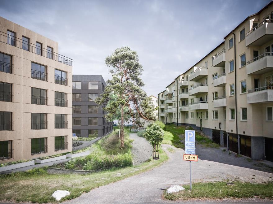 Sida 23 (51) fastigheterna och ett gångstråk föreslås för att tillgängliggöra utemiljön för de boende i grannhuset. Slänten mot Spårfinnargränd, vy från Bjursätragatan (bild Bïerne arkitektkontor).
