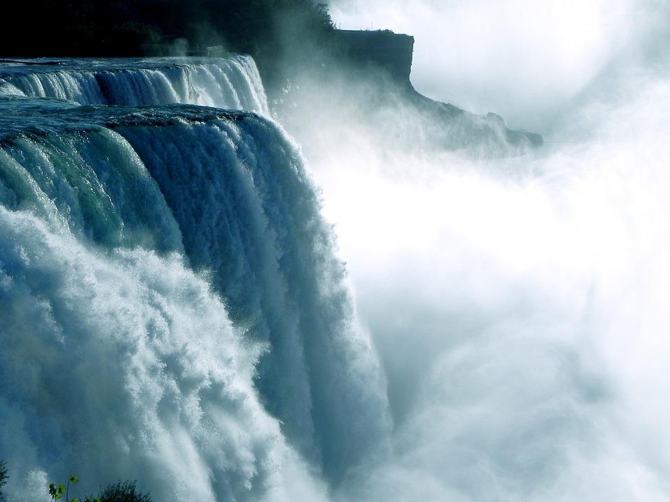 Figur 24: Niagra Falls Waterfall Water (Urformat, u.å.). Den maximalt tillgängliga effekten i vattenkraften är 13 700 MW, vilket inte kan användas under en längre tid utan att resultera i förluster.