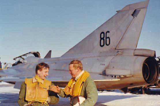 DRAKEN-SIMULATORN Fältflygare Lars Bergman och redaktören efter ett pass med Petter 86. livsfarliga värden där hydraulkrafterna i rodren inte rådde på luftkrafterna Inta fart Mach=1.1 på (sk.