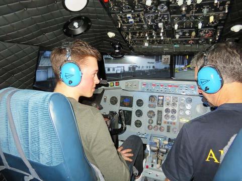 Lars Hagman och jag satt i passagerarutrymmet och tittade ut i kabinfönstren som även de har en visuell bild av omvärlden förmodligen den enda simulator i världen som har det!