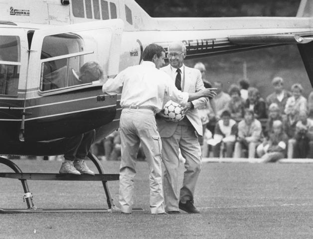 14 ÅSA IF 100 ÅR Hjälp från ovan: Riksdagens förre talman Ingemund Bengtsson anlände i helikopter med matchbollen till cupmötet med IFK Göteborg.