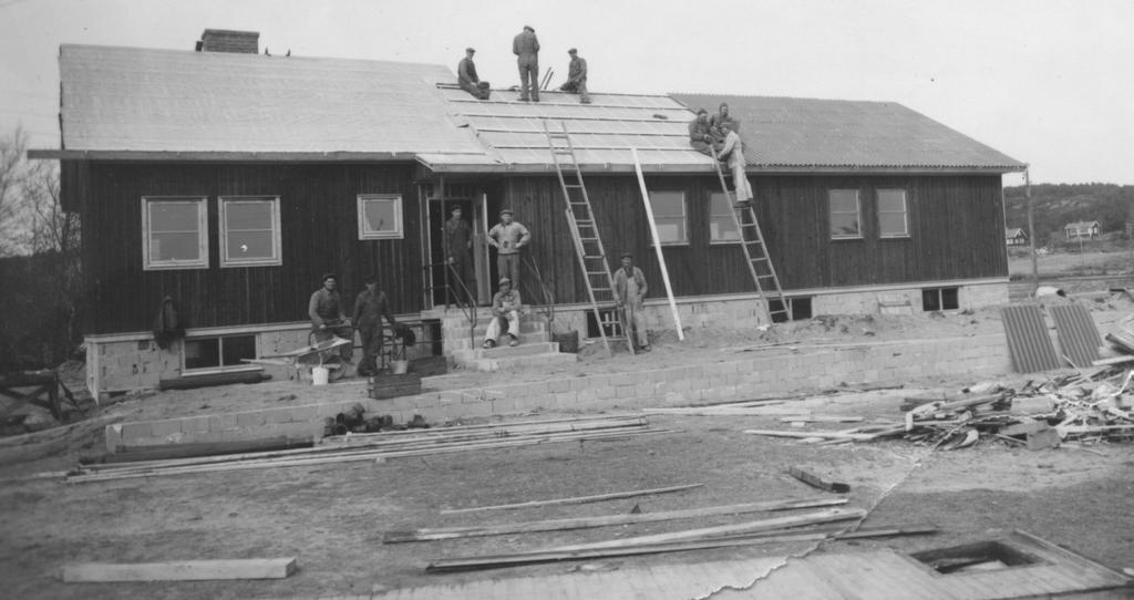 28 ÅSA IF 100 ÅR Så här fint blev bygget sedan takläggarna gjort sitt jobb. Grunden till klubbens stadiga ekonomi lades på den gamla dansbanan som låg alldeles invid Landa-viadukten.