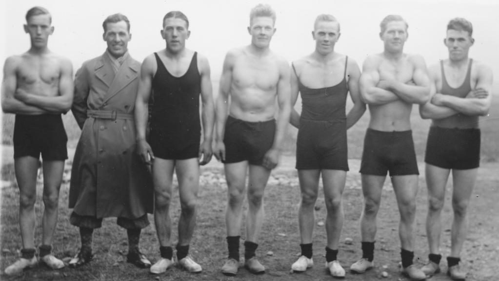 Främre raden: Erik Larsson, Hilding Bergqvist, Ivar Larsson, Johan Ölmeby, Hilmer Olsson och David Ölmeby. 1936 Föreningen deltog i en nystartad brottarserie.