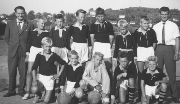 8 ÅSA IF 100 ÅR mötet löd: För att bereda fotbollsspelarna lugn och ro i pausen vid fotbollsmatcher bestämdes inga obehöriga äga tillträde till omklädningsrummen i pausen och under omklädningen efter