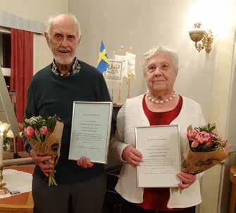 Årsmöte i Gösslunda Hembygdsförening Hedersmedlemmar. Marianne och Erland Larsson med bevisen att de utsetts till föreningens första hedersmedlemmar.