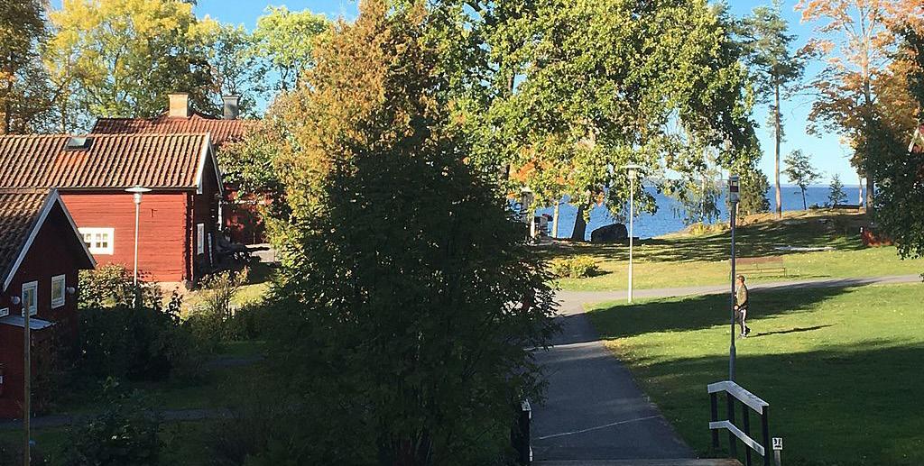 Hjälmargården i Läppe. Foto: Svickelkolonn/Wikimedia Artikel om Vingåkers försök med samåkning i Läppe, i Södermanlands nyheter 11 oktober 2019.
