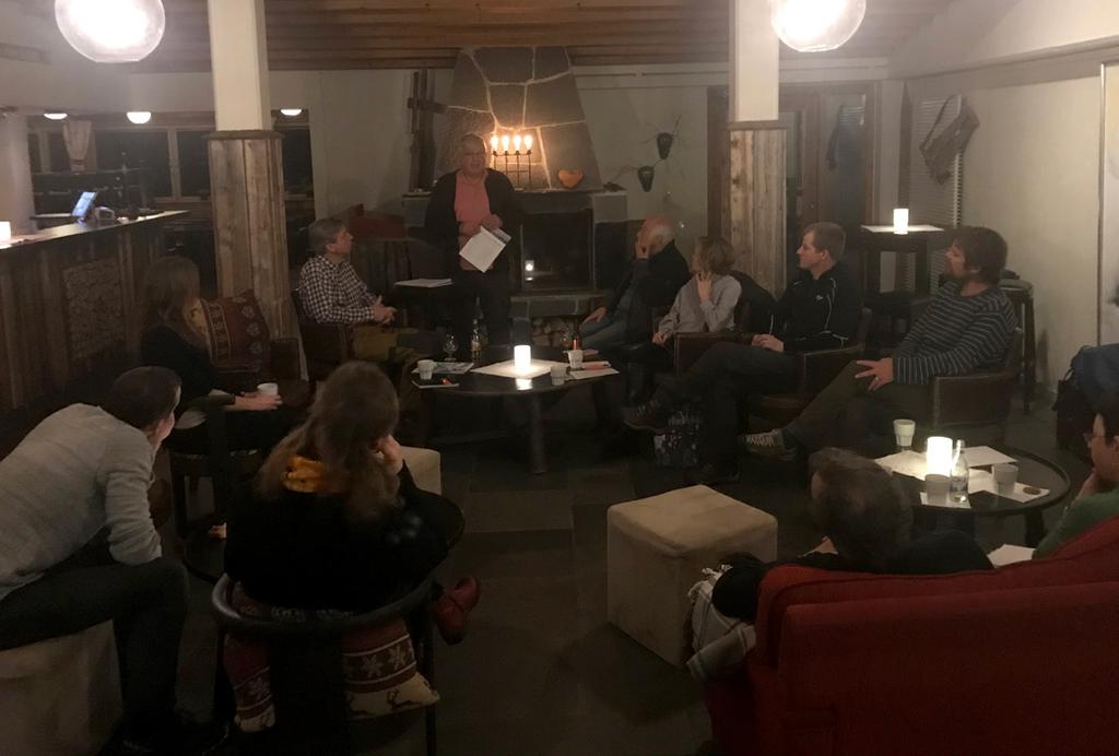 Per-Ivar Persson från Södra Årefjällen ekonomisk förening presenterar arbetet med Vision 2030 under ett bymöte i Edsåsdalen.
