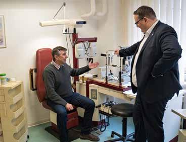 Regelung für Augenarzt-Nachfolge zeichnet sich ab Vermieter Klaus Dumeier zeigt Bürgermeister Heiko Breithaupt (v.l.) die voll ausgestatteten Praxisräume, ein Nachfolger könnte sofort mit der augenärztlichen Versorgung beginnen.