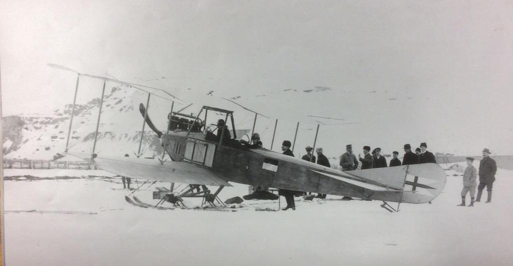 Första flygplanet har landat i Kiruna 1916 Den första flygmaskinen som landade i Kiruna den 28 april 1916 var en Albatross.