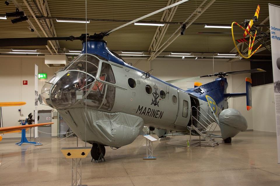 Hkp 4 Boeing Vertol 107A vid F 21 Hkp 4 eller som många felaktigt kallar för bananen heter officiellt Boeing Vertol 107 och är en medeltung helikopter med tandemrotor.